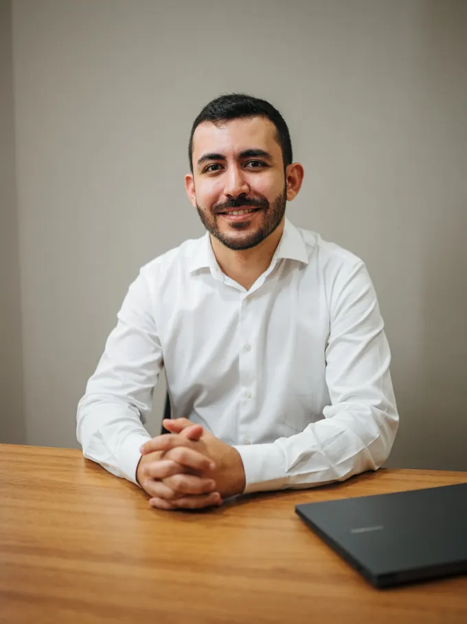 Dr. André Glória à mesa do consultório no Gonzaga, em Santos